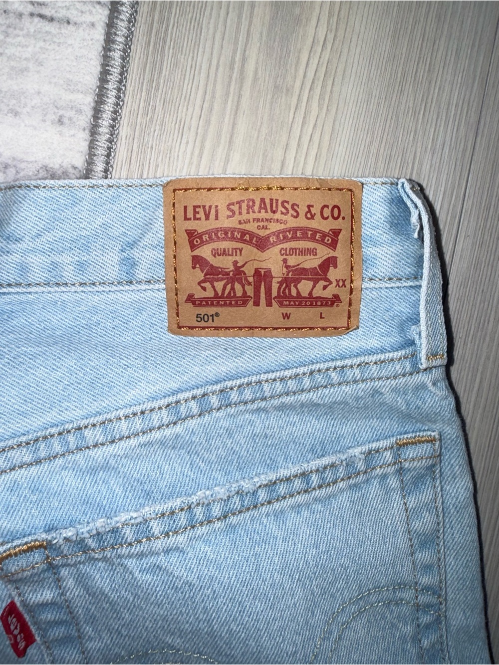 Levi’s women’s 501 button fly light wash denim jeans - Picture 4 of 5